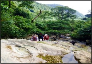 Hiking ke puncaknya untuk melihat jatuhnya air ke bawah